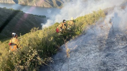 С поезда и вертолета тушат пожар в горной местности ВКО