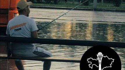 Астанчанин рыбачил на затопленной после дождя остановке и стал героем соцсетей