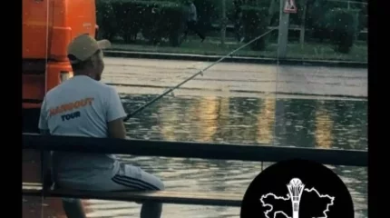 Нөсерден кейін су басқан аялдамада "балық аулаған" Астана тұрғыны желі жұлдызына айналды