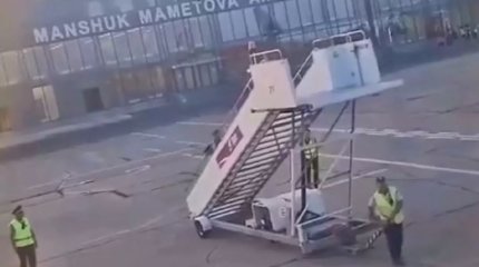 Тащил трап вручную: работник аэропорта Уральска стал героем казнета