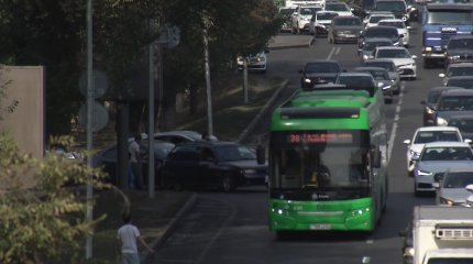 "AMANAT" партиясының мүшелері Алматы шағын ауданында автобус тапшылығы мәселесін шешті