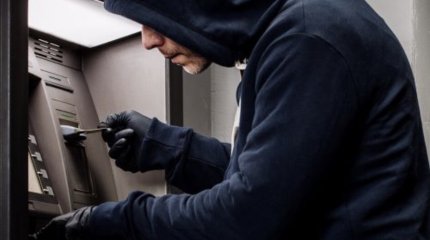 Мужчина украл деньги с карты коллеги в Шемонаихе