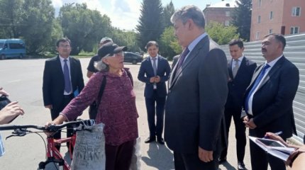 За акимом на велосипеде: пенсионерка рассказала о минуте славы (ВИДЕО)