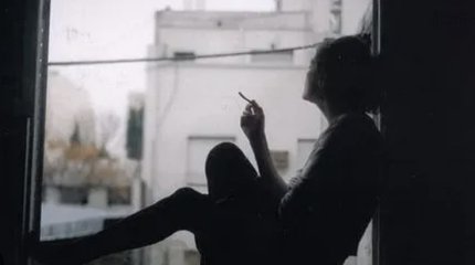 Курила на балконе и упала вниз: два человека выпали из окон в Костанайской области