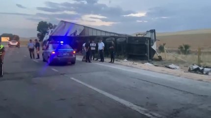 Шымкент маңында қалааралық жолаушы тасымалдайтын автобус пен ауыр жүк көлігі соқтығысып, екі адам қаза тапты