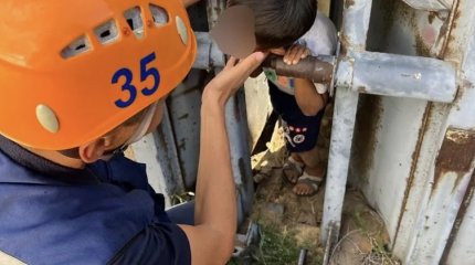 Голова ребёнка застряла в железном заборе в ЗКО