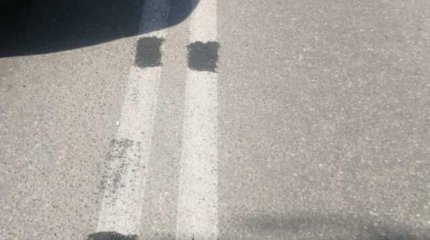 Нестандартное решение: житель Костаная закрасил дорожную разметку, чтобы упростить въезд во двор