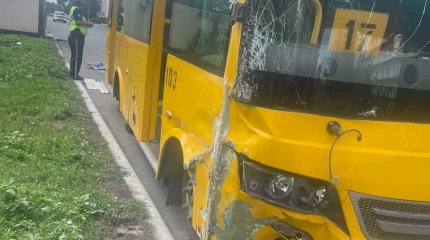 Автобус врезался в модульный пост полиции в Семее