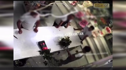 Пьяные покупатели устроили дебош в цветочном магазине Шымкента