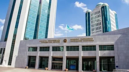 Жолдау: Парламент ғимаратына депутат-министрлермен бірге еңбек адамдары да жиналып жатыр