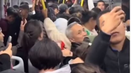 Поющих в переполненном автобусе жителей Уральска обсуждает Казнет