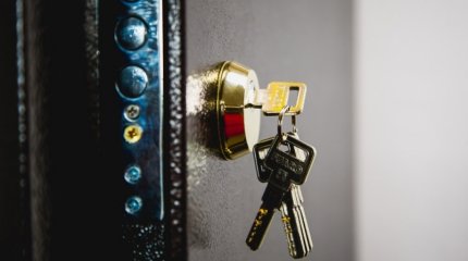 Аферист сдавал в аренду несуществующие квартиры, а на полученные средства делал ставки