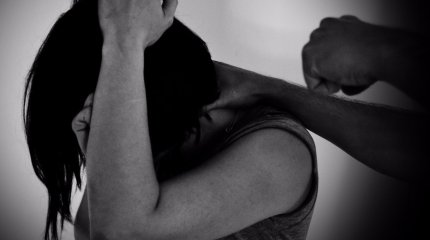 Сожитель сломал ребро возлюбленной в Акмолинской области