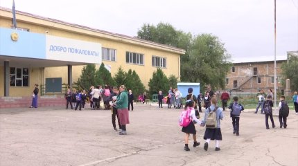 «Арызымды қайтарып алу үшін мектеп директоры ақша ұсынды», - оқушының анасы