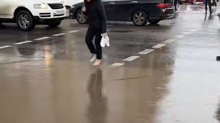 Снимали обувь и шли босиком: как астанчане пережили очередной дождь в столице