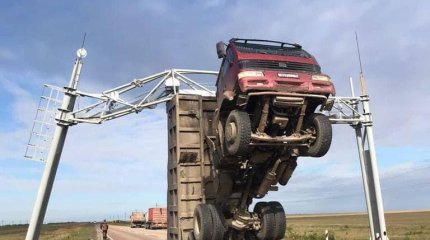 Қостанай облысында  жүк көлік жүргізушісі жол бекінісіне  зақым келтірді