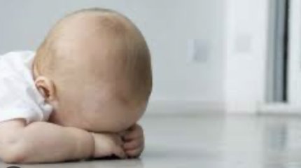 Ребёнок упал со стула и перестал дышать в Рудном