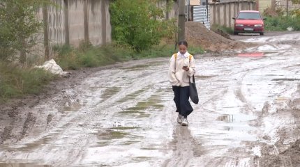 «Далаға шығудан қалдық». Қарағандыда жүздеген тұрғын жол азабын тартып отыр