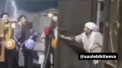 Анасын туған күнінде құттықтап барған 11 қыз жұртты сүйсінтті