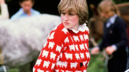 Знаменитый свитер принцессы Дианы с овечками продали за 1,1 миллиона долларов