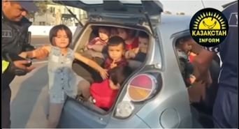 Невозможное возможно: женщина в Узбекистане перевозила в малолитражке 25 детей