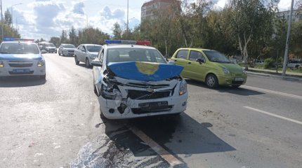 Водитель патрульной машины протаранил 3 автомобиля в Костанае