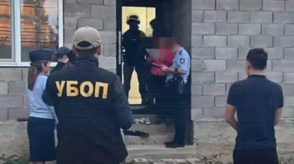 Атырау облысында әйел туған сіңлісін жезөкшелікпен айналысуға мәжбүрлеген