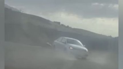 Врезались в забор: эпичная погоня за наркозакладчиками в Шымкенте попала на видео