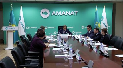 Страна завалена мусором: члены партии «AMANAT» указали на недоработки Минэкологии