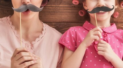 Женщина переоделась в свою мать, чтобы украсть деньги с ее счета