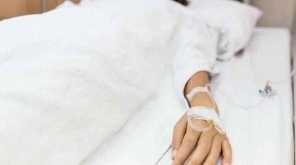 Әйел қатты жөтел салдарынан қабырғасын сындырып алды