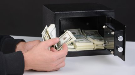 Сотрудник Генпрокуратуры проиграл в букмекерской конторе $740 тысяч вещдоков