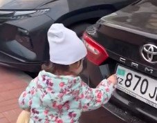 Запела Гимн раньше, чем научилась говорить: маленькая казахстанка восхитила казнет