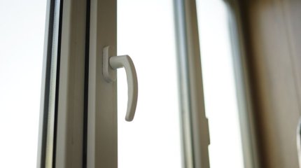 Алматыда егде жастағы кісі қарттар үйінің терезесінен құлап кетті