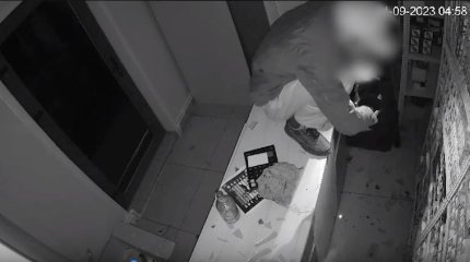 Разбил стекло камнем: дерзкий вор попал в объектив камеры в одном из магазинов Кокшетау