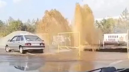 Фонтан из теплотрассы напугал жителей Экибастуза: в акимате уверяют, что всё под контролем