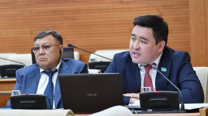 "Әкім қаралардың тапсырмасымен шауып жүрген жандар қашан жастардың мәселесімен айналысады?",-депутат