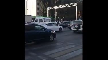 "С помощью баклажки и лихого посвиста": необычный регулировщик восхитил жителей Шымкента