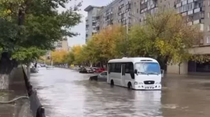 Толассыз жауған жаңбырдан кейін Қарағандыны су басты
