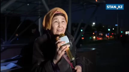 "Қызымнан көңілім қалды": Алматы көшелерінде ән салып, ақша табатын 78 жастағы кейуана ауыр тағдыры туралы айтты