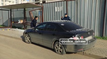Астанада автокөлік аялдамада тұрған адамдарды қағып кетті