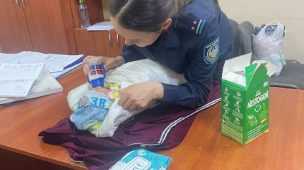 В Актобе полицейские ищут женщину, которая оставила новорожденную девочку в кафе
