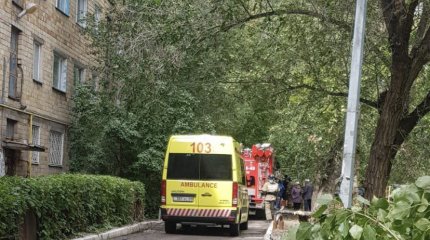 Родители оставили 3-летнего ребёнка одного в квартире с открытым окном в Караганде