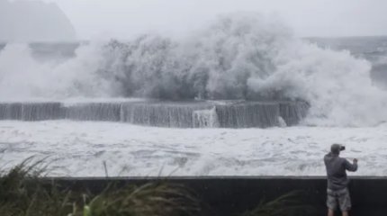 Десятки тысяч домов Тайваня остались без электричества