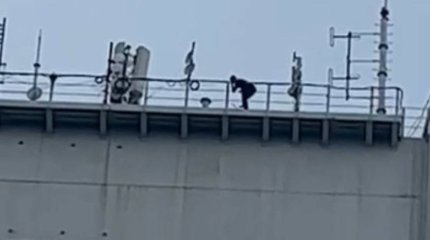 Семейде көпірдің жақтауына шығып алған жігіт құтқарылды