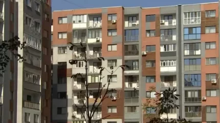"Қызымның кінәсі жоқ". Алматыда анасымен бірге тұрған жас жігіттің қолынан қаза тапқан баланың әжесі сұхбат берді