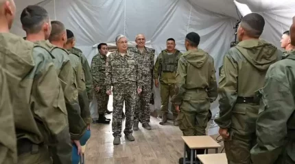 Мемлекет басшысы далалық әскери лагерьде сарбаздармен әңгімелесті