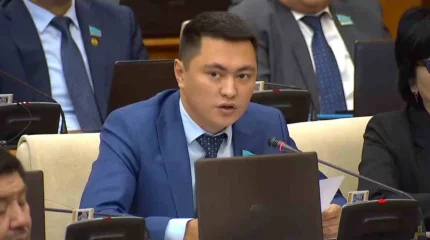 "Жастар далада қалып жатыр”: Депутат Мұқаев жалдамалы пәтерді жастарға сатуды ұсынды