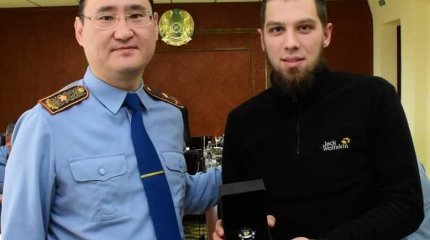Скрутил грабителя: карагандинца наградили в полиции