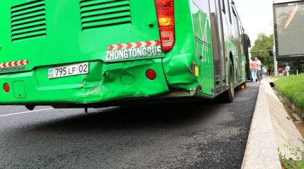 Автобус без водителя наехал на четыре машины в Алматы: есть пострадавшие